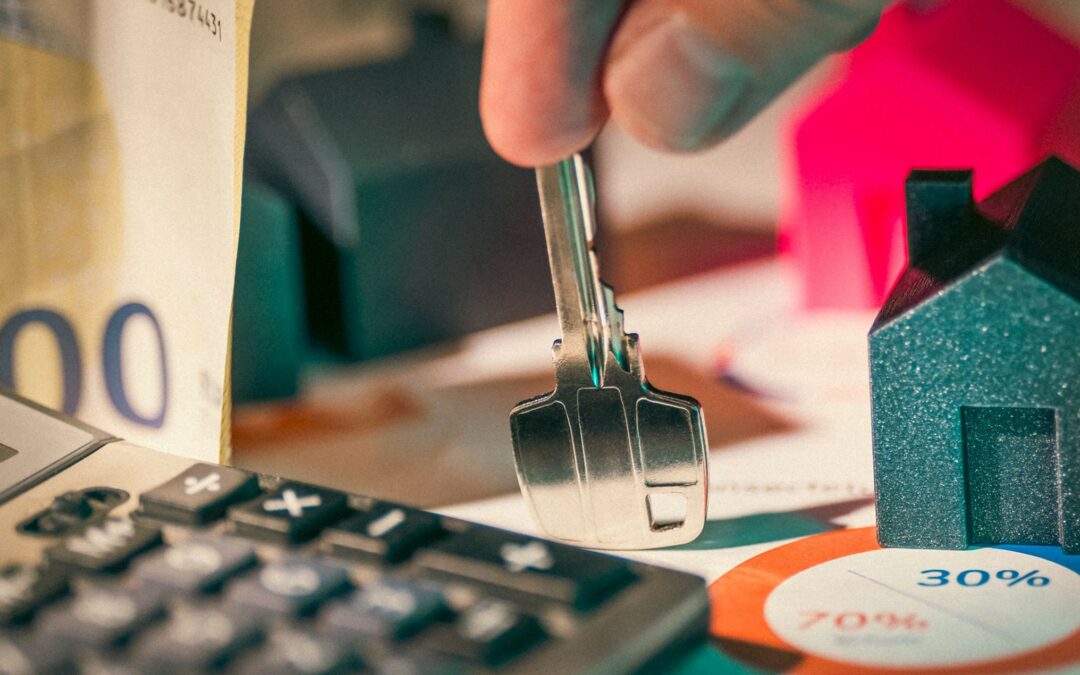Maison miniature, clé, calculatrice et billets illustrant l’épargne et l’investissement Allianz Horizon Neo