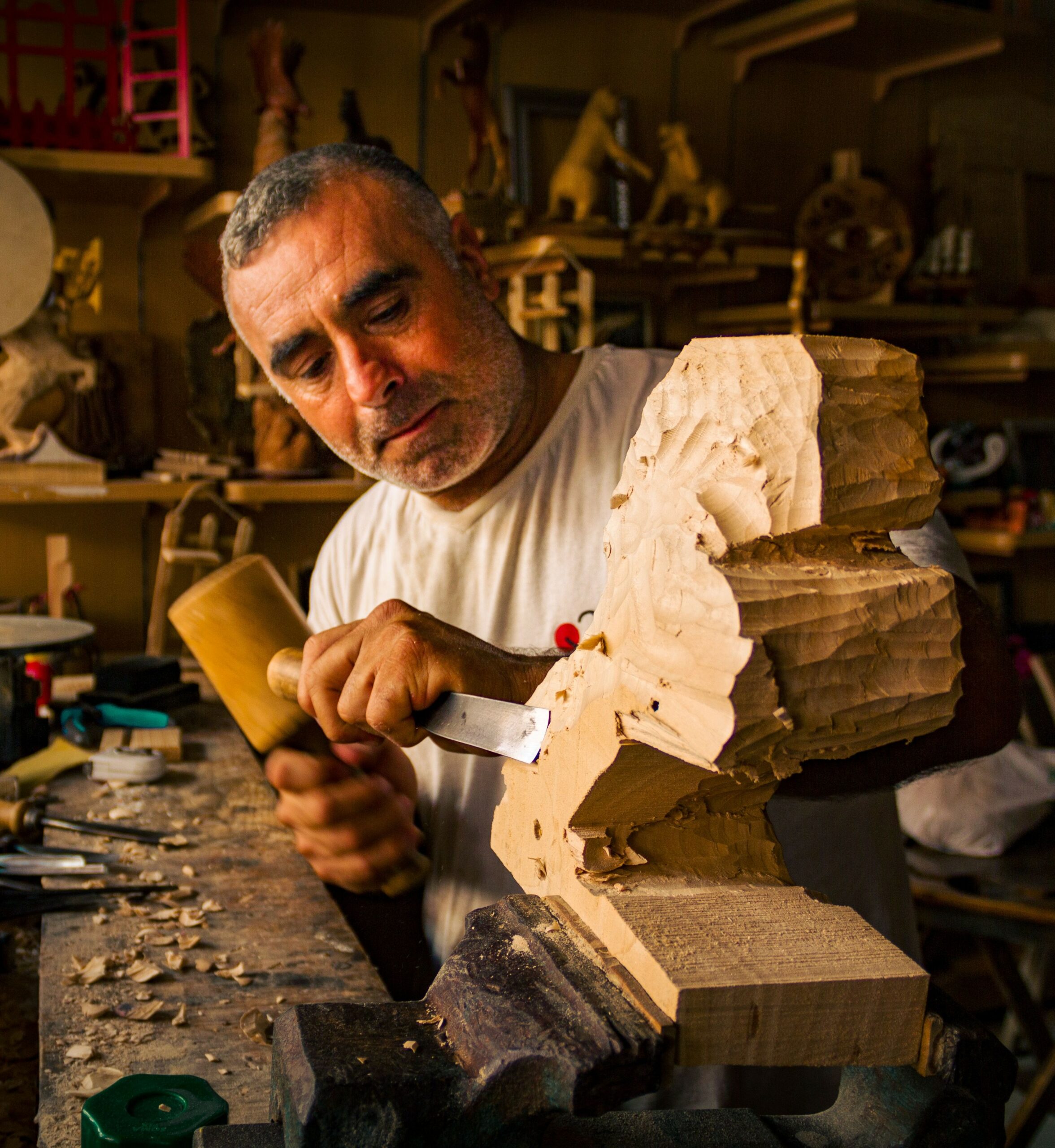 Professionnel indépendant travaillant dans son atelier, illustration d’une assurance pour profession libérale