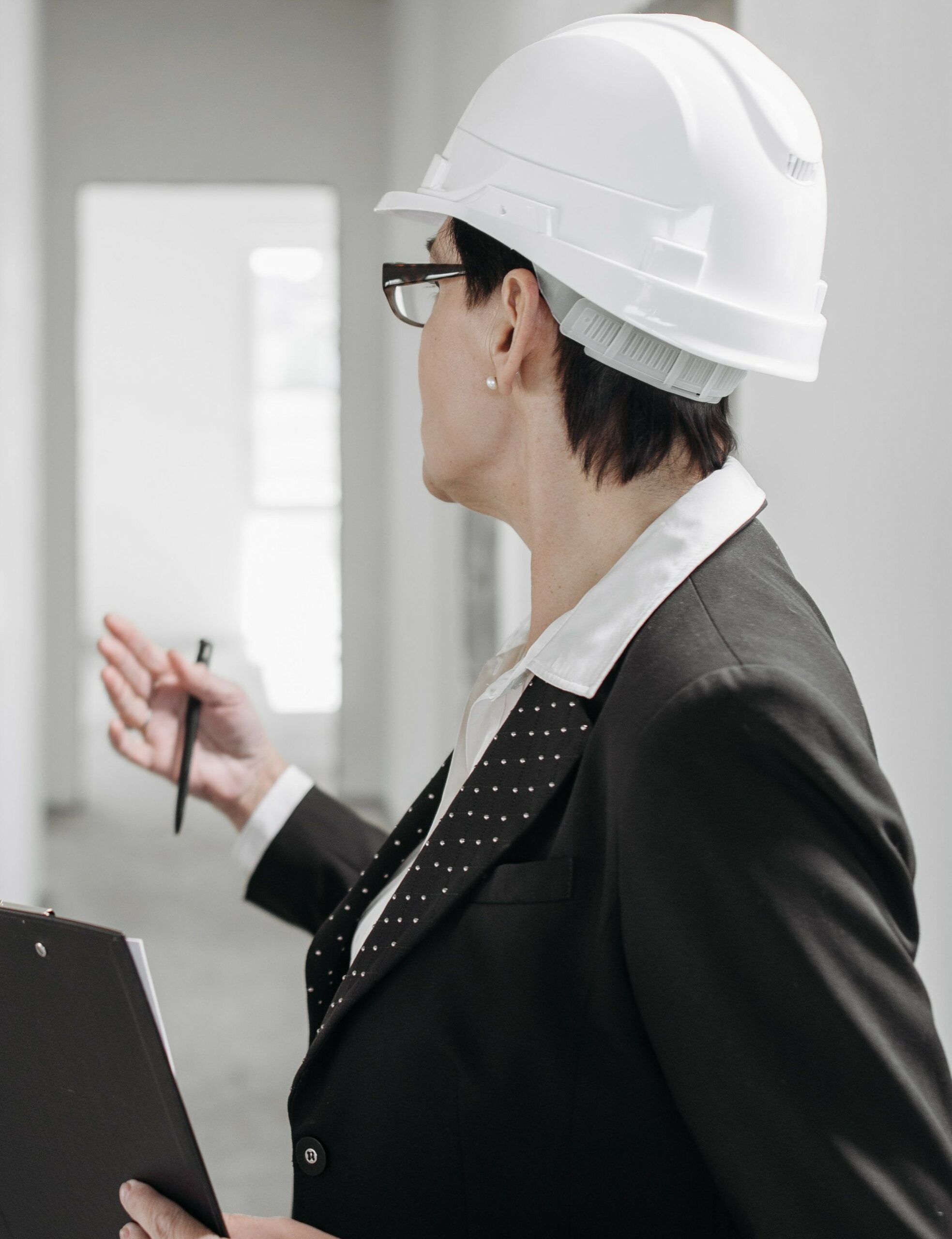 Cheffe d’entreprise inspectant des locaux professionnels avec casque de sécurité
